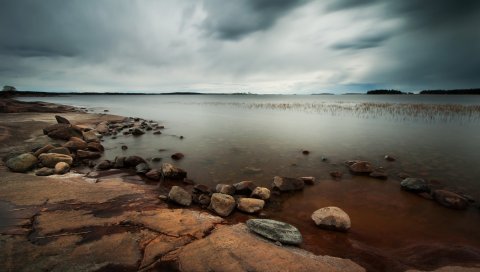 Облачный, каменистый берег, трава, вода, озеро, небо, уныние