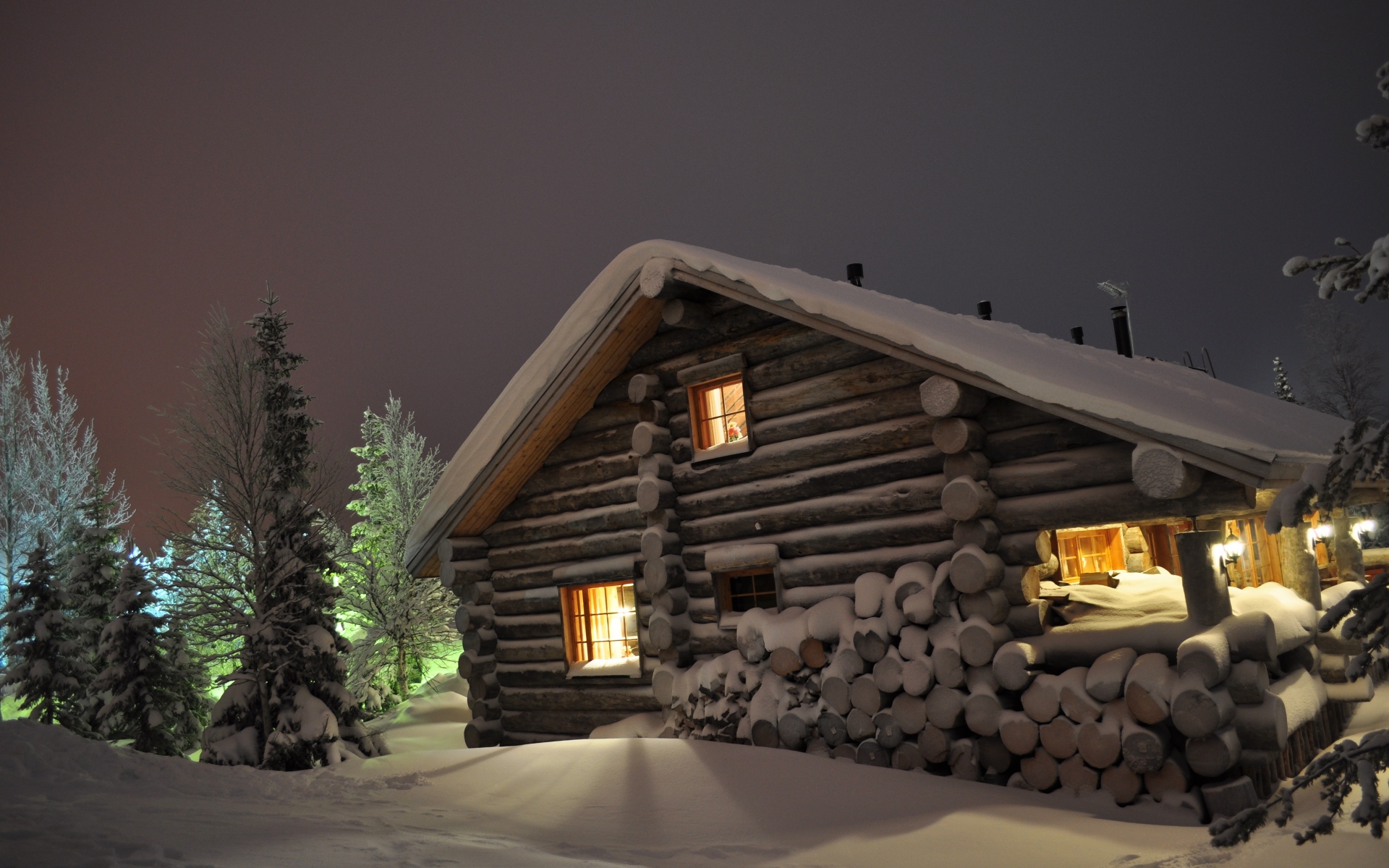 Картинки Дом, свет, окна, зима, сугробы, бревна фото и обои на рабочий стол