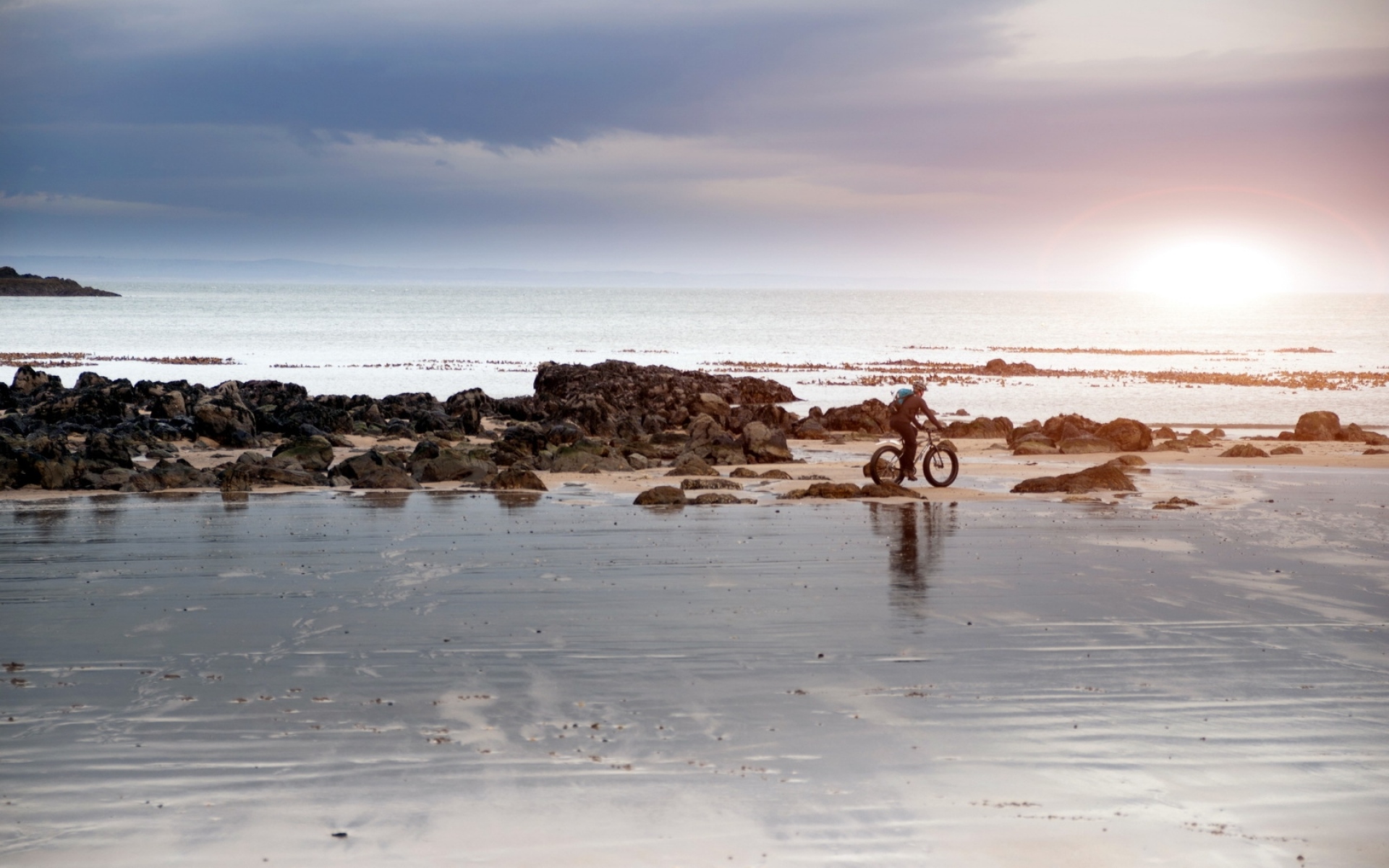 Картинки Пляж, песок, камни, велосипедист, прогулка фото и обои на рабочий стол