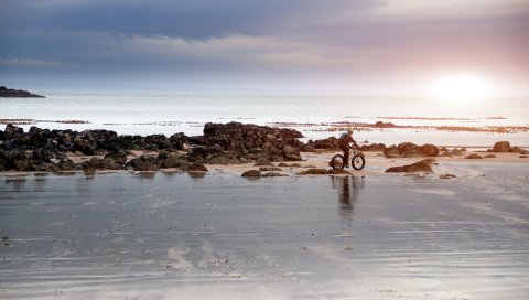 Пляж, песок, камни, велосипедист, прогулка