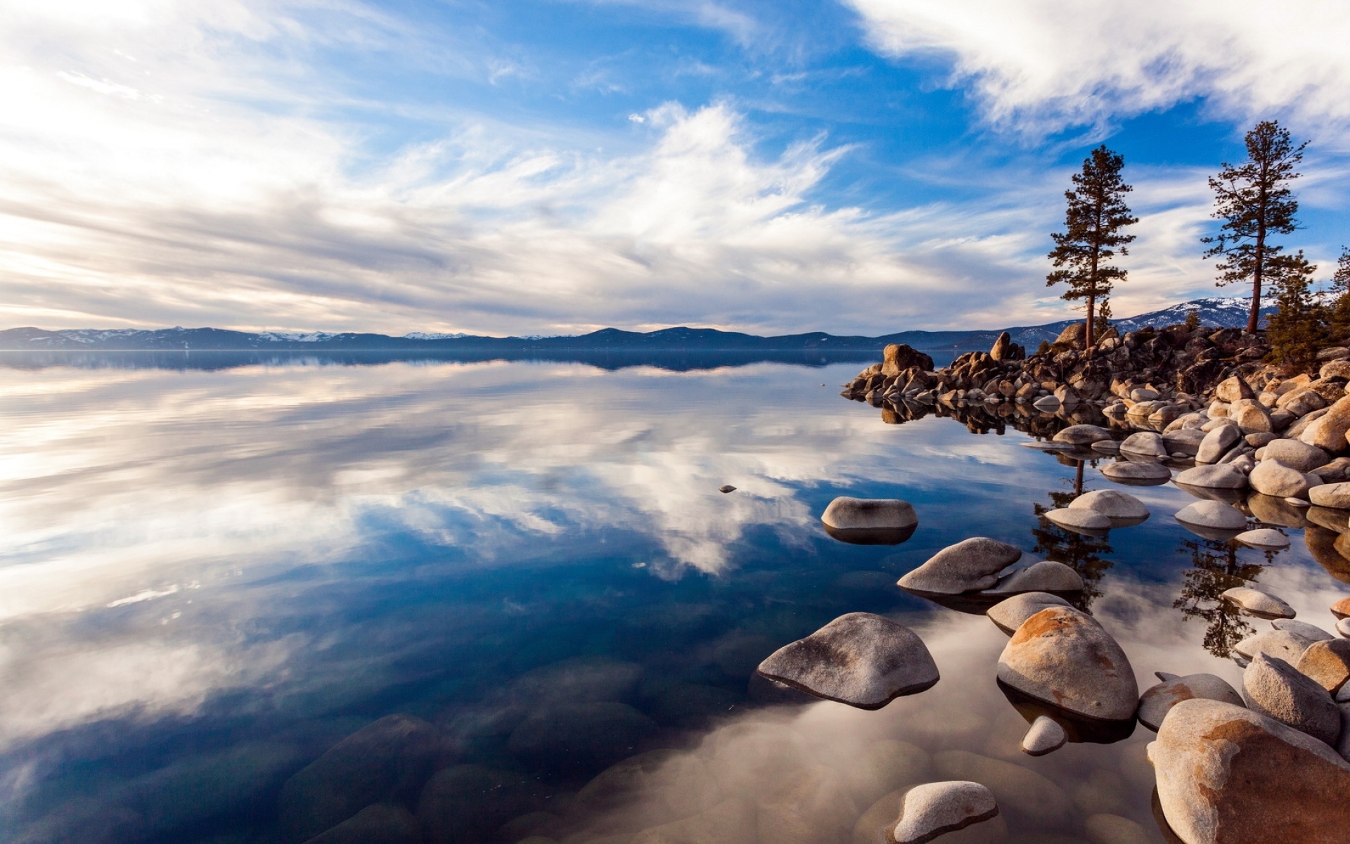 Картинки Озеро, камни, день, вода, прозрачное, голубое небо, отражение фото и обои на рабочий стол