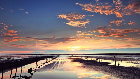 Вечер, отток, колья, песок, вода