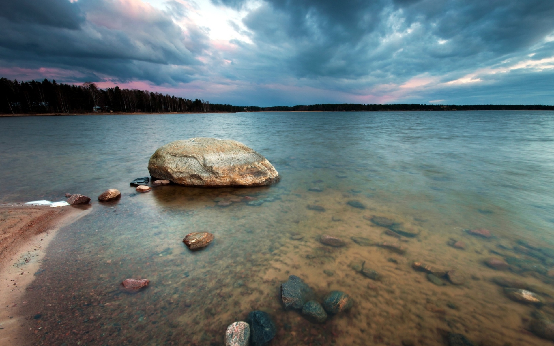 Камни на берегу озера. Озеро камни. Прозрачная вода. Озеро с прозрачной водой. Море камни.
