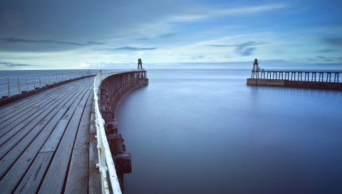 Пирс, море, гладкая поверхность воды, доски, причал