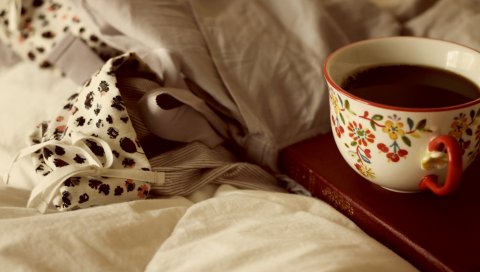 Чашка, кофе, книга, кровать