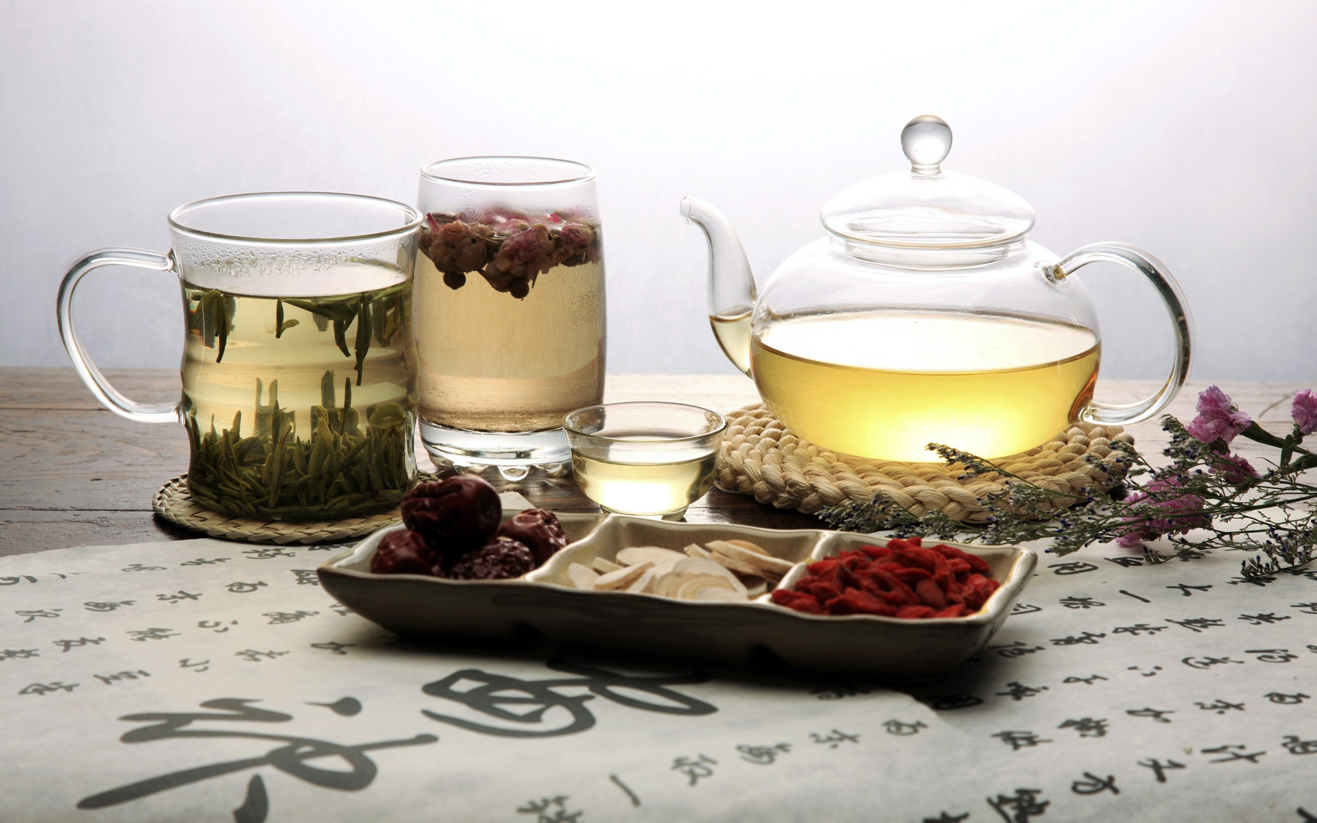 Картинки Чайник, очки, прозрачный, стекло, чайные листья, травы, ассорти фото и обои на рабочий стол