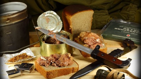 Консервы, нож, хлеб, табак, армия