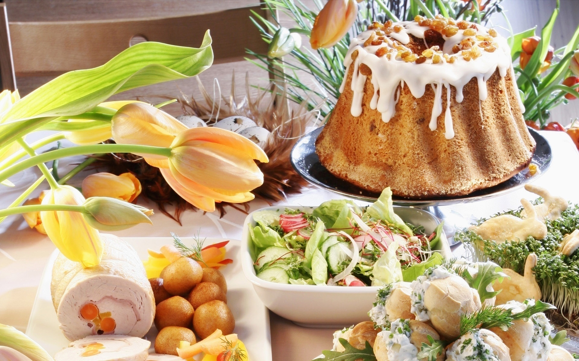 Картинки Стол, праздничный, тюльпаны, салат, партия, закуска, кекс, яйца фото и обои на рабочий стол