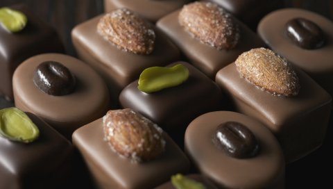 Конфеты, шоколад, фисташки, орехи, кофе, зерно