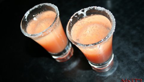 Коктейль, рюмки, соль