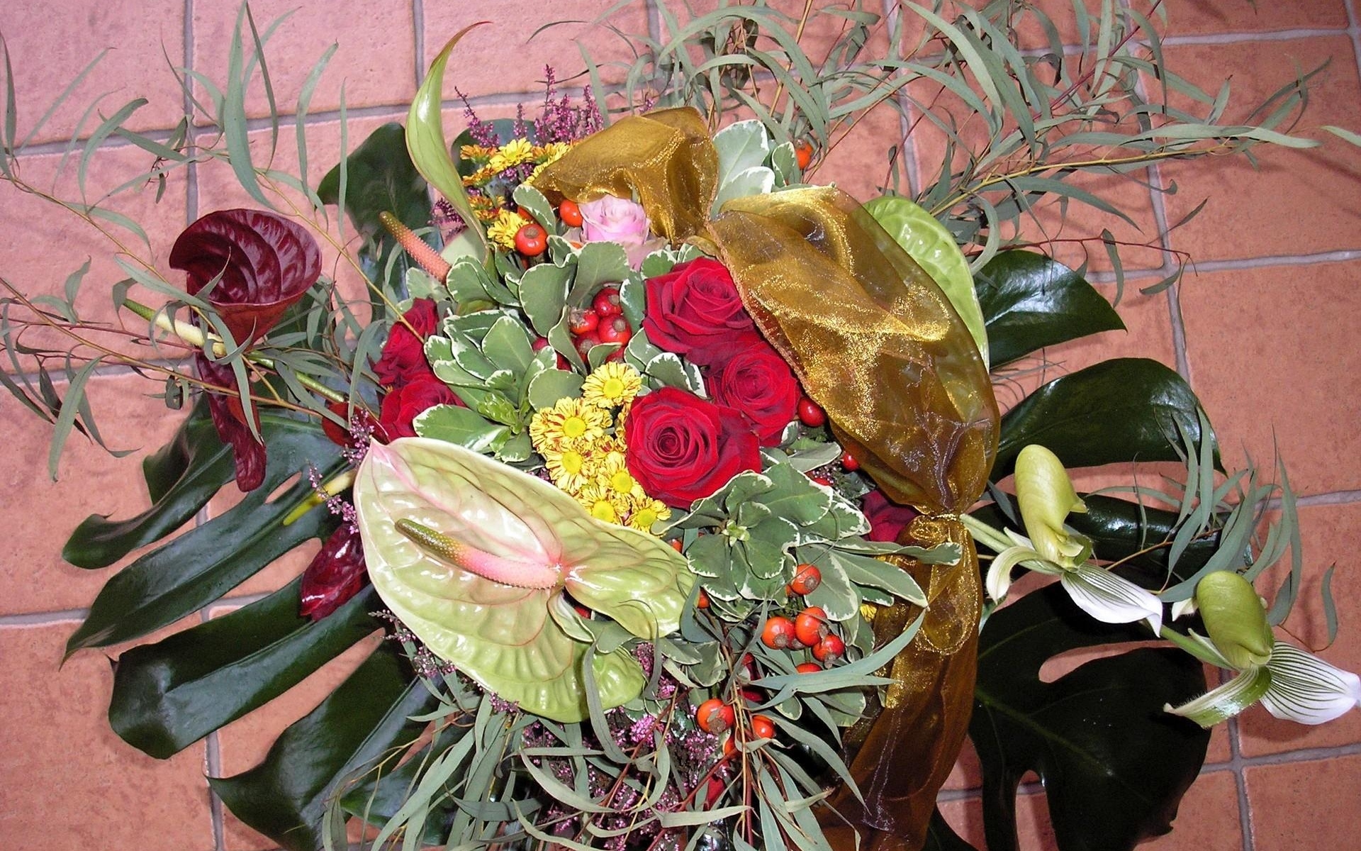 Картинки Розы, антуриум, цветы, букет, дизайн, зеленый, черепица фото и обои на рабочий стол