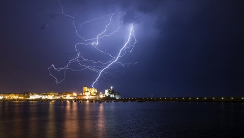 Молния, ночь, город, побережье, море