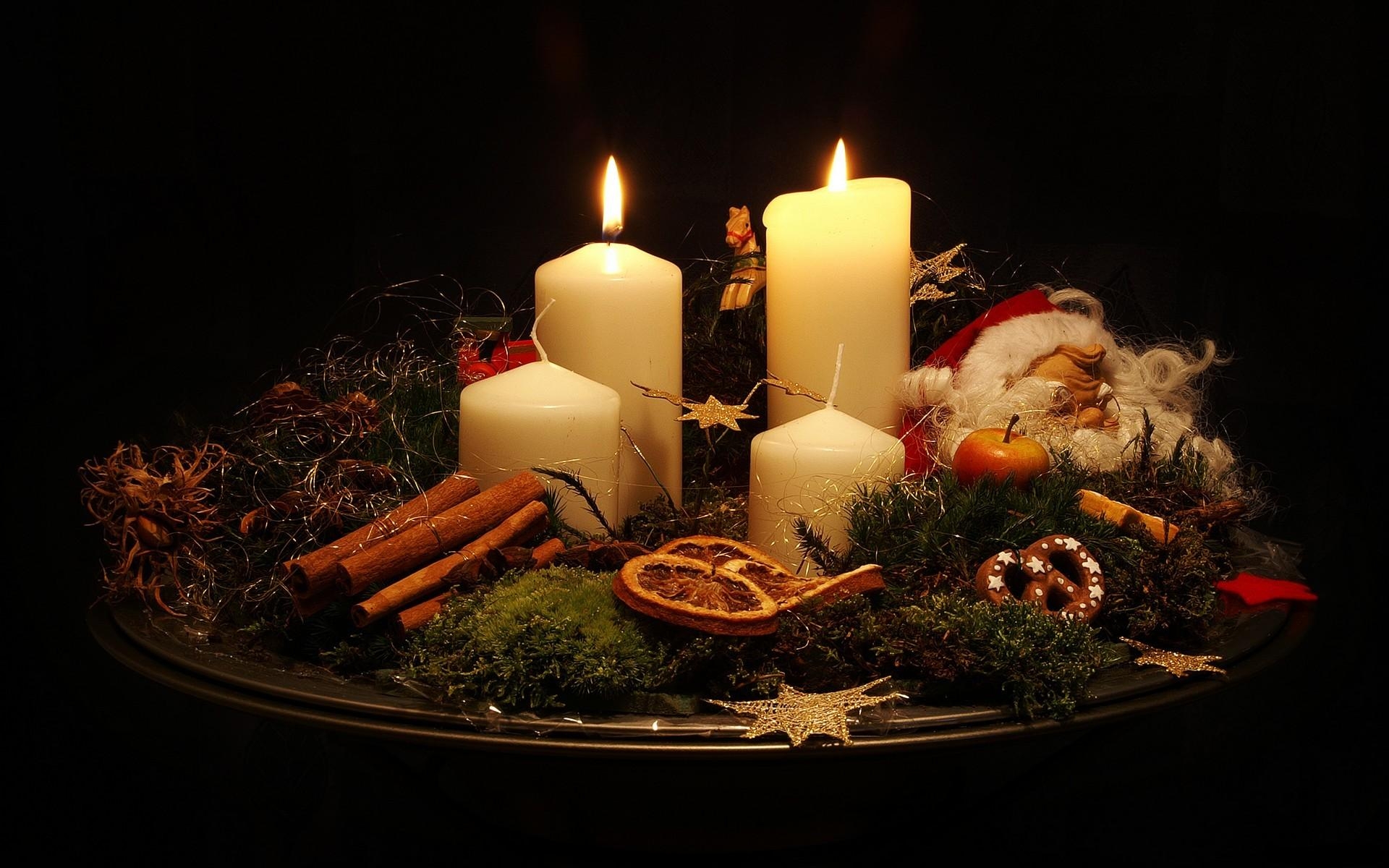 Картинки Рождественские свечи, поднос, сосновые иглы, корица, лимон, Санта-Клаус, лицо фото и обои на рабочий стол