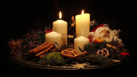 Рождественские свечи, поднос, сосновые иглы, корица, лимон, Санта-Клаус, лицо