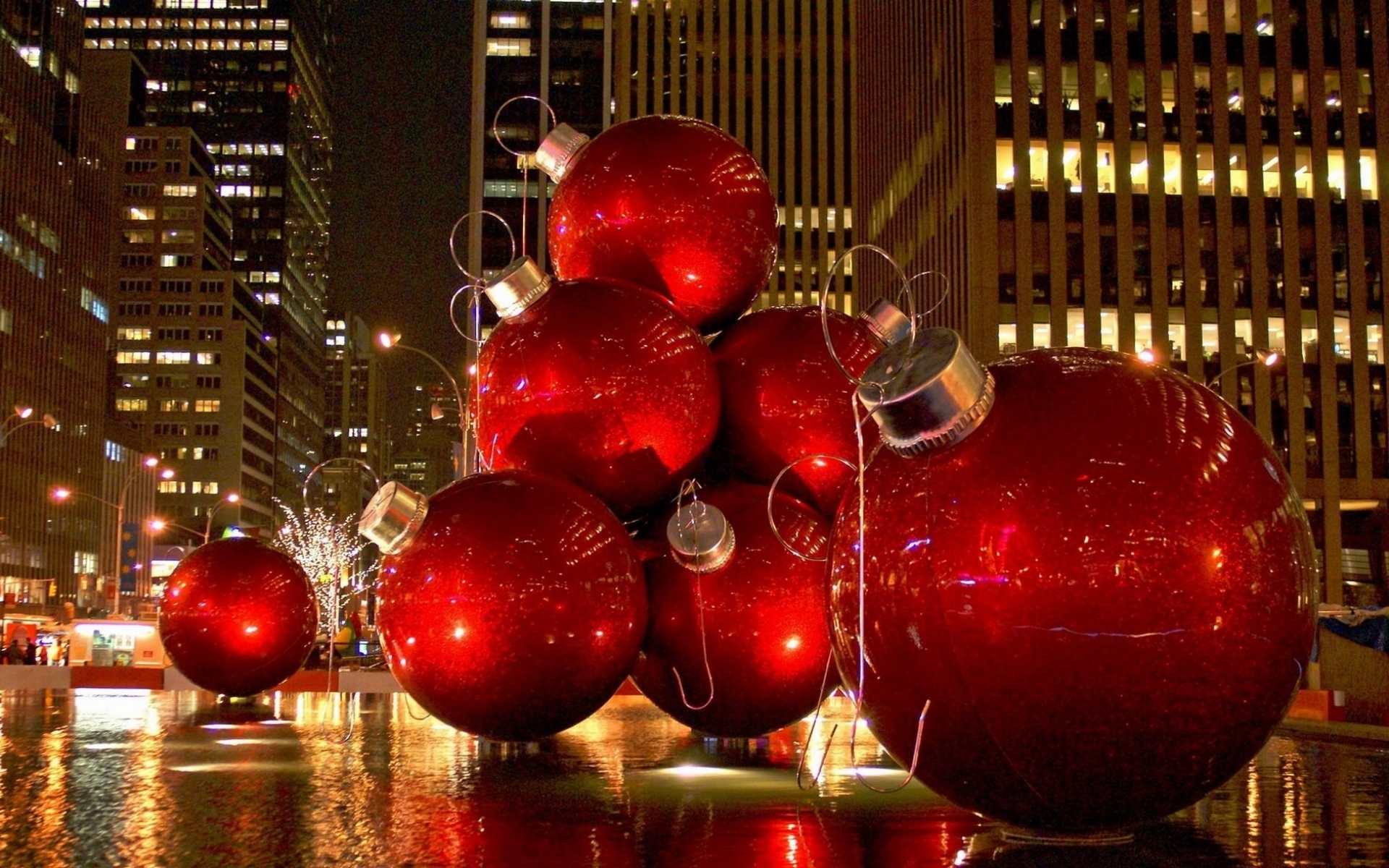 Картинки Рождественские игрушки, шары, большой, пейзаж, город, праздник фото и обои на рабочий стол