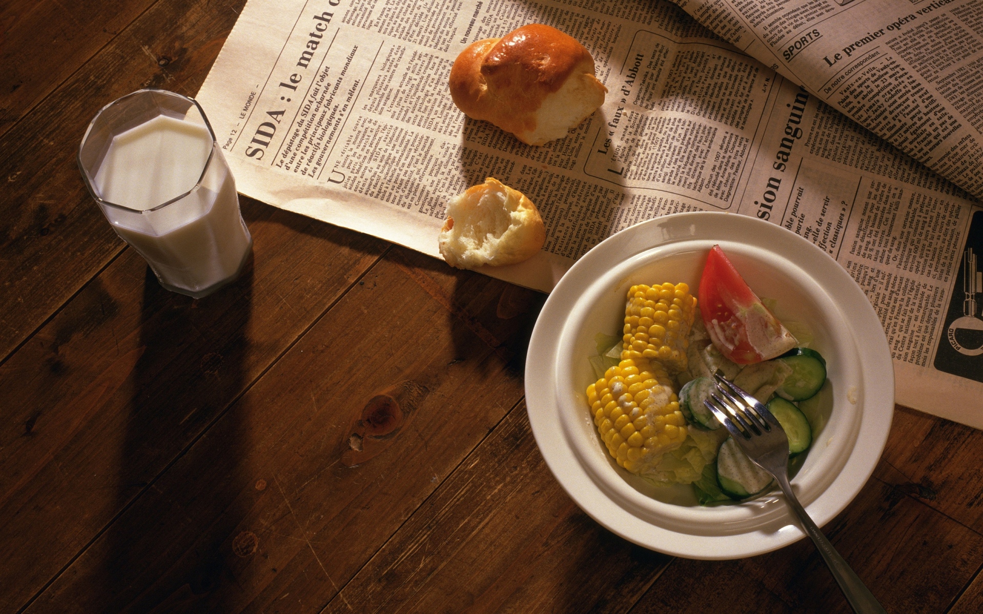 Картинки Молоко, газета, рулет, салат, овощи, кукуруза, завтрак фото и обои на рабочий стол