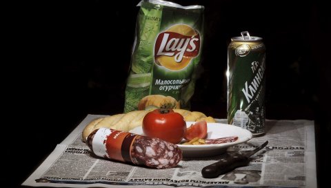Пиво, чипсы, колбаса, нож, закуски
