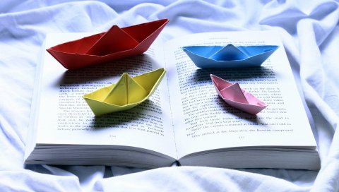 Лодки, книги, бумага, цветные