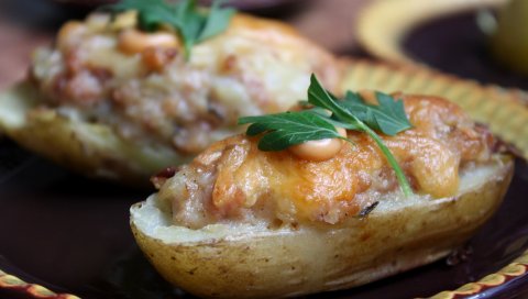 Картофель запеченный, начинка, зелень
