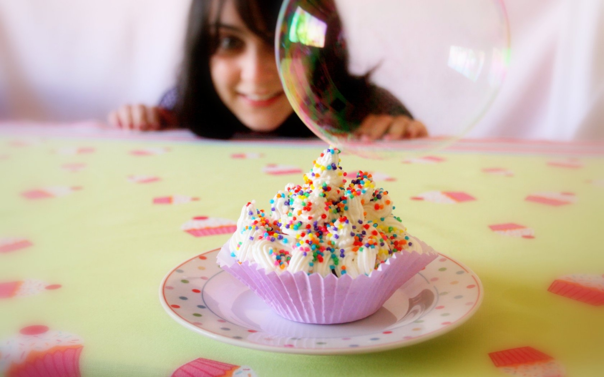 Картинки Кекс, сливки, девушка, мыльный пузырь, сладкий, улыбка, десерт фото и обои на рабочий стол