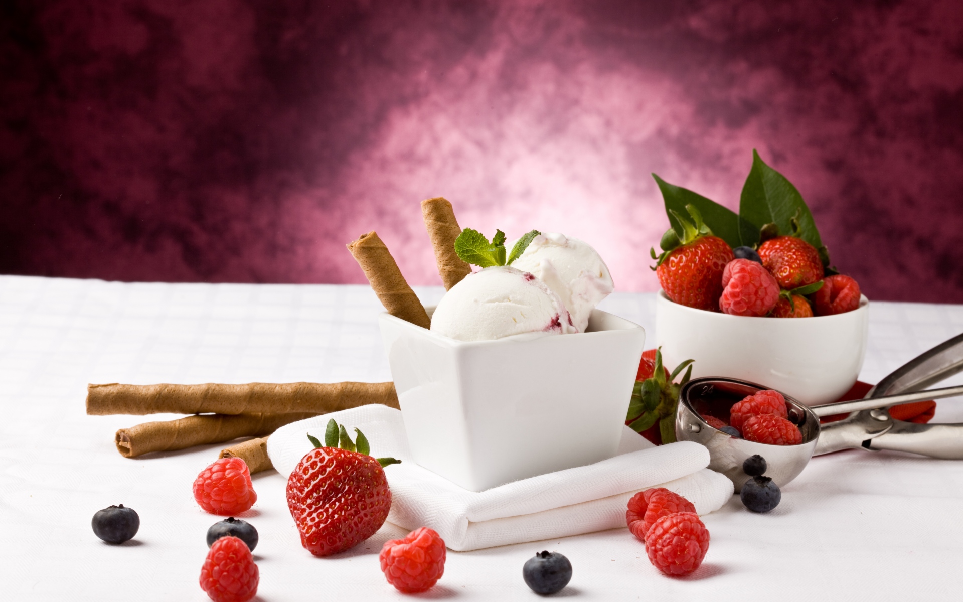 Картинки Мороженое, трубочки, ягода, клубника, малина, милая девушка фото и обои на рабочий стол