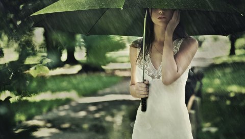 Девушка, брюнетка, платье, пляжный зонт, дождь, приют