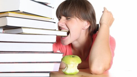Девушка, книги, эмоции, яблоко