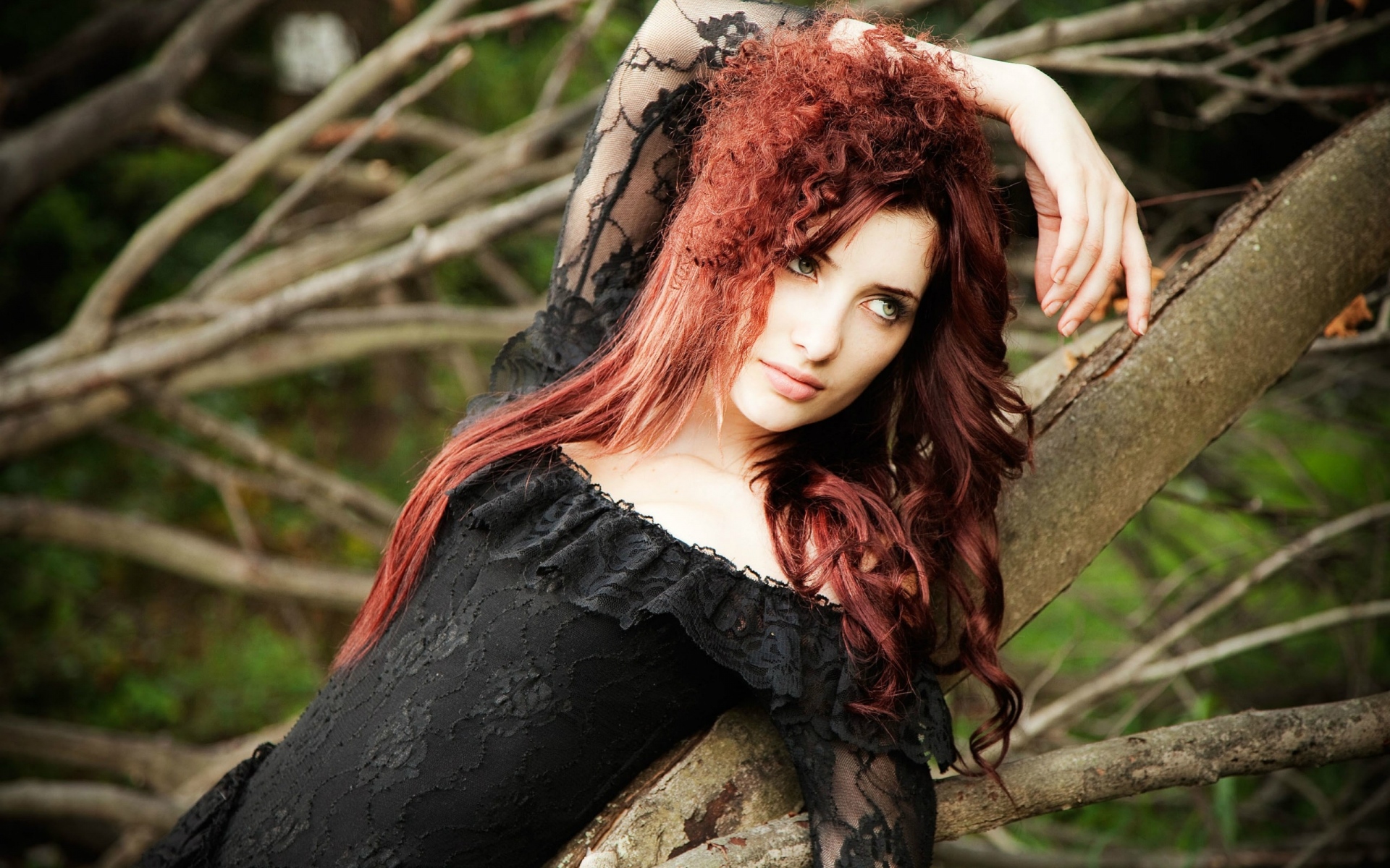 Картинки Susan coffey, брюнетка, природа, стиль, фотосессия, гламур фото и обои на рабочий стол