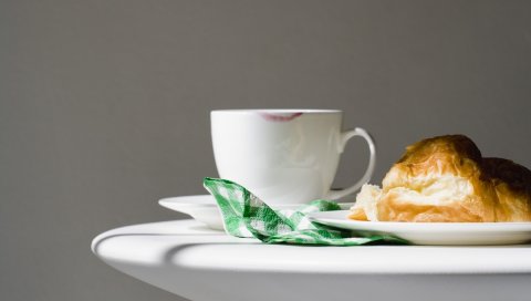Чашка, следы, помада, круассан