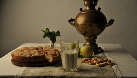 Самовар, яблоки, пирог, молоко, крендели