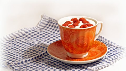 Малина, молоко, чашка, салфетка