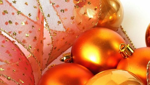 Рождественские украшения, воздушные шары, лента, золото, крупный план