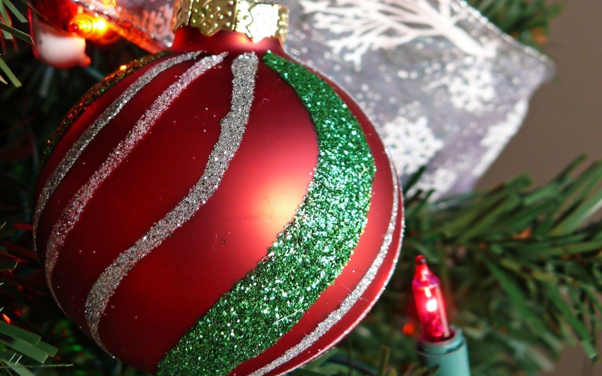 Картинки Рождественские игрушки, мяч, иглы, макро, праздник фото и обои на рабочий стол