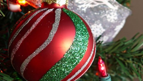 Рождественские игрушки, мяч, иглы, макро, праздник