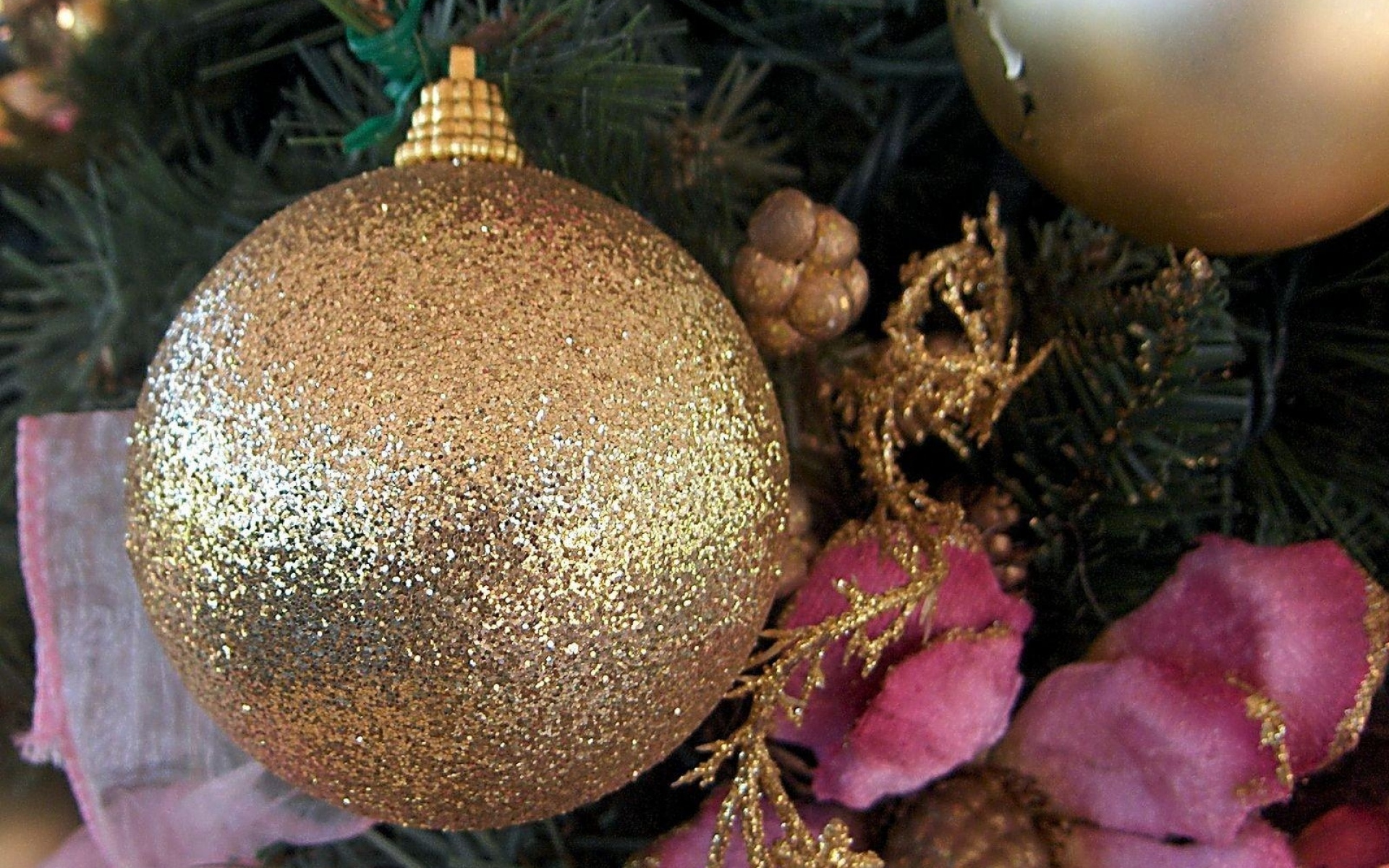 Картинки Рождественская елка, рождественские украшения, воздушный шар, блеск, золото, макро фото и обои на рабочий стол