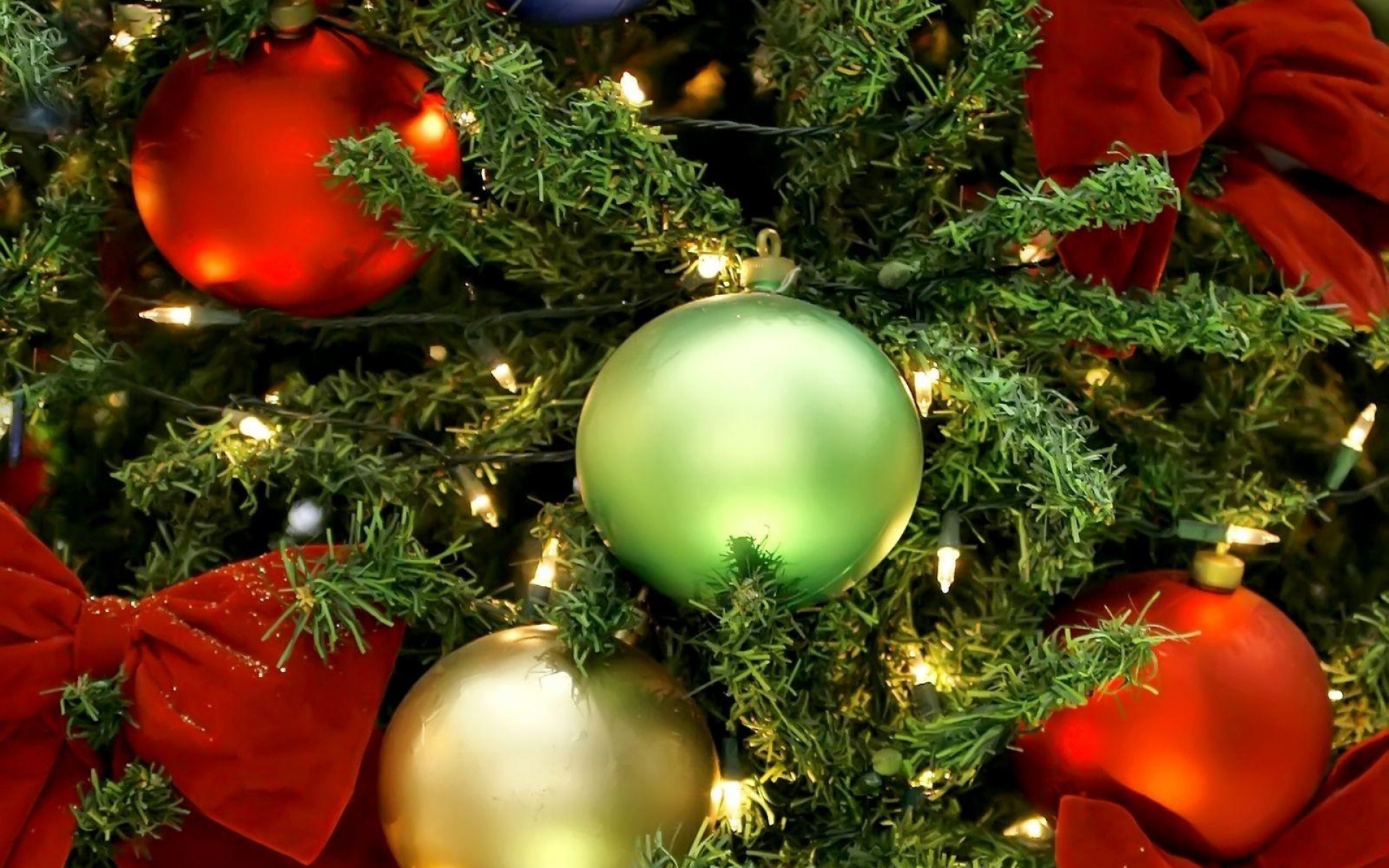 Картинки Рождественские украшения, воздушные шары, новогодняя елка, гирлянды, банты, праздник, новый год, рождество, крупный план фото и обои на рабочий стол