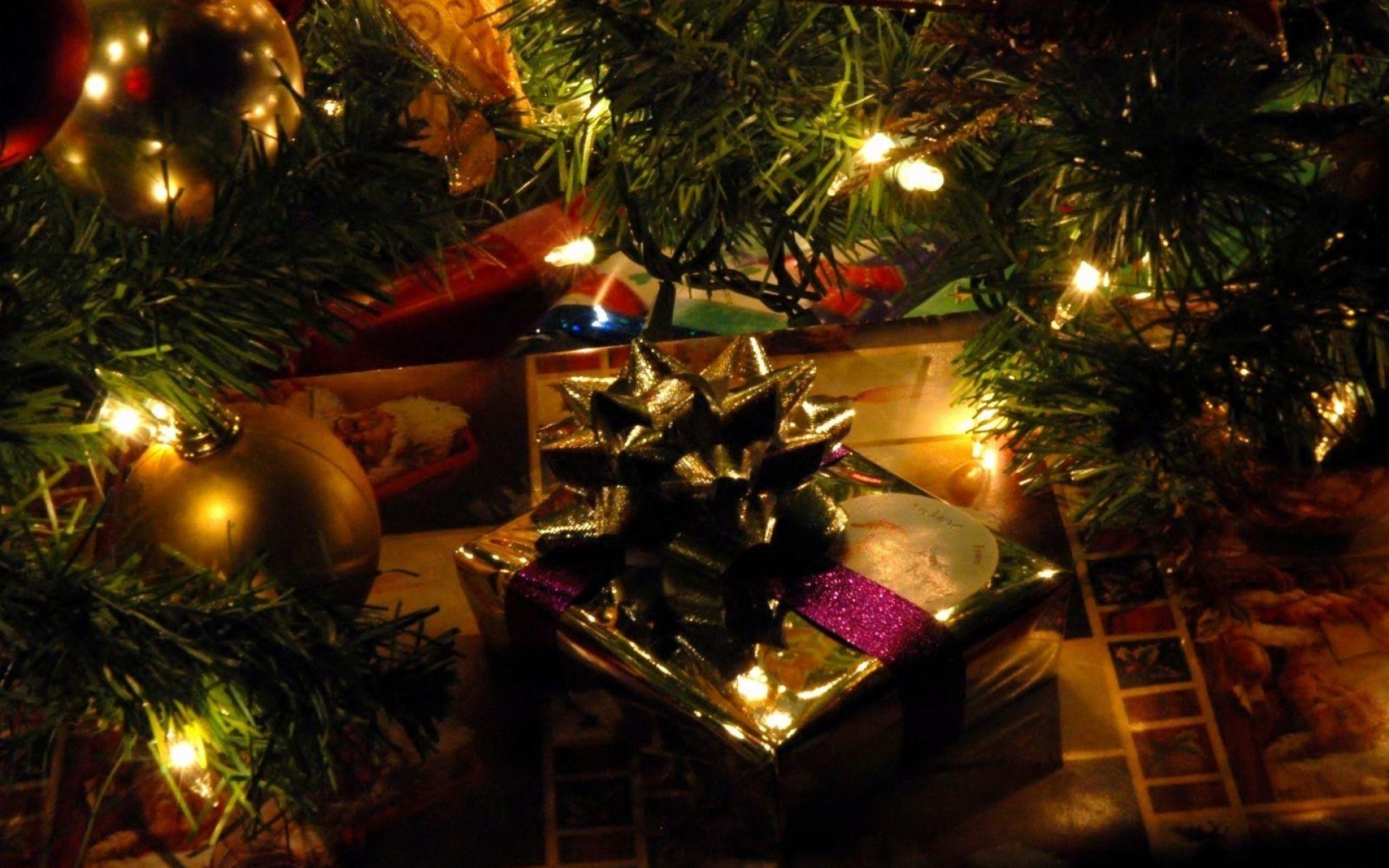 Картинки Рождественская елка, рождественские украшения, гирлянда, подарки, праздник, новый год, рождество, крупный план фото и обои на рабочий стол
