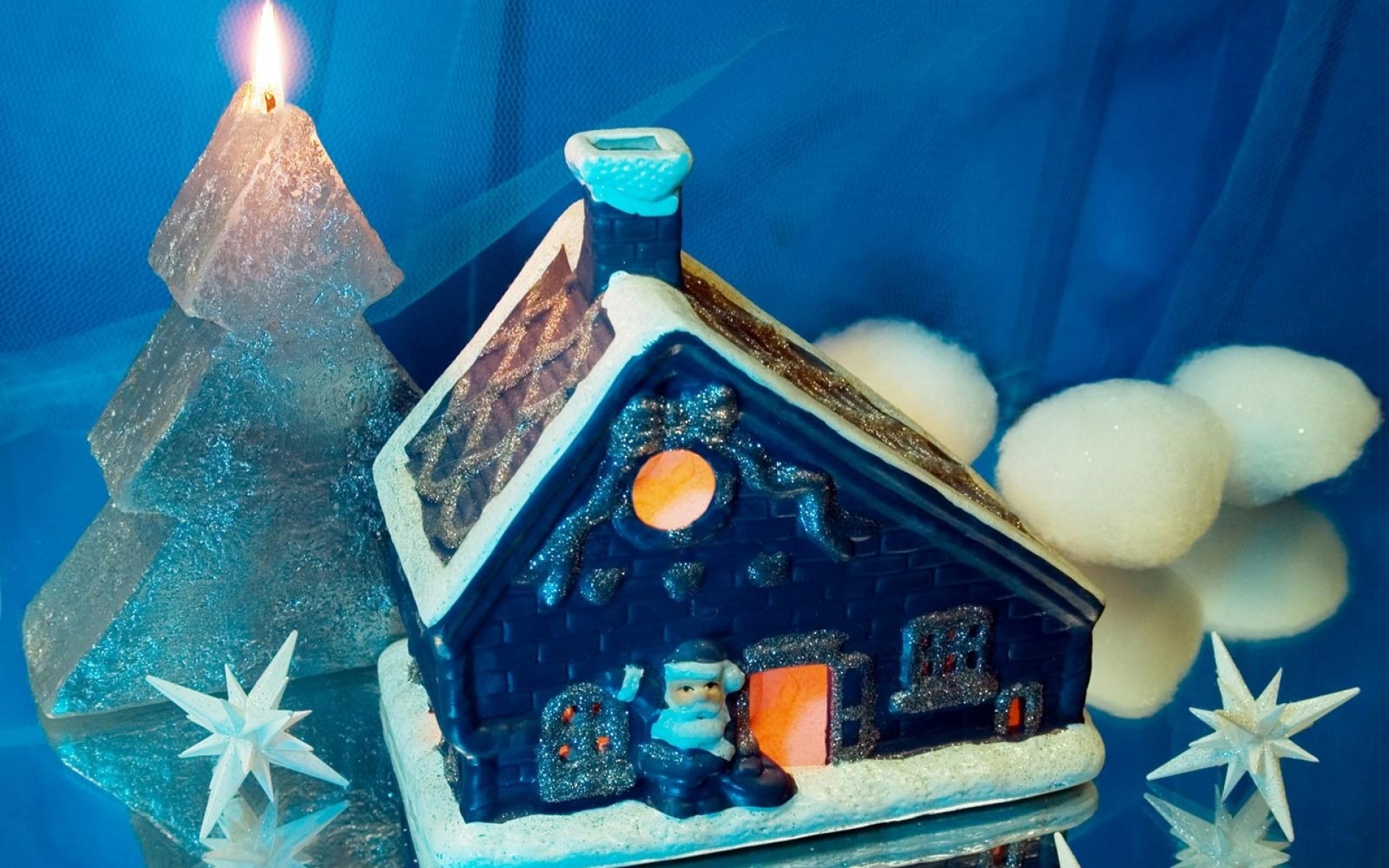Картинки Дом, свеча, Санта-Клаус, снежинки, поверхность, празднование нового года фото и обои на рабочий стол