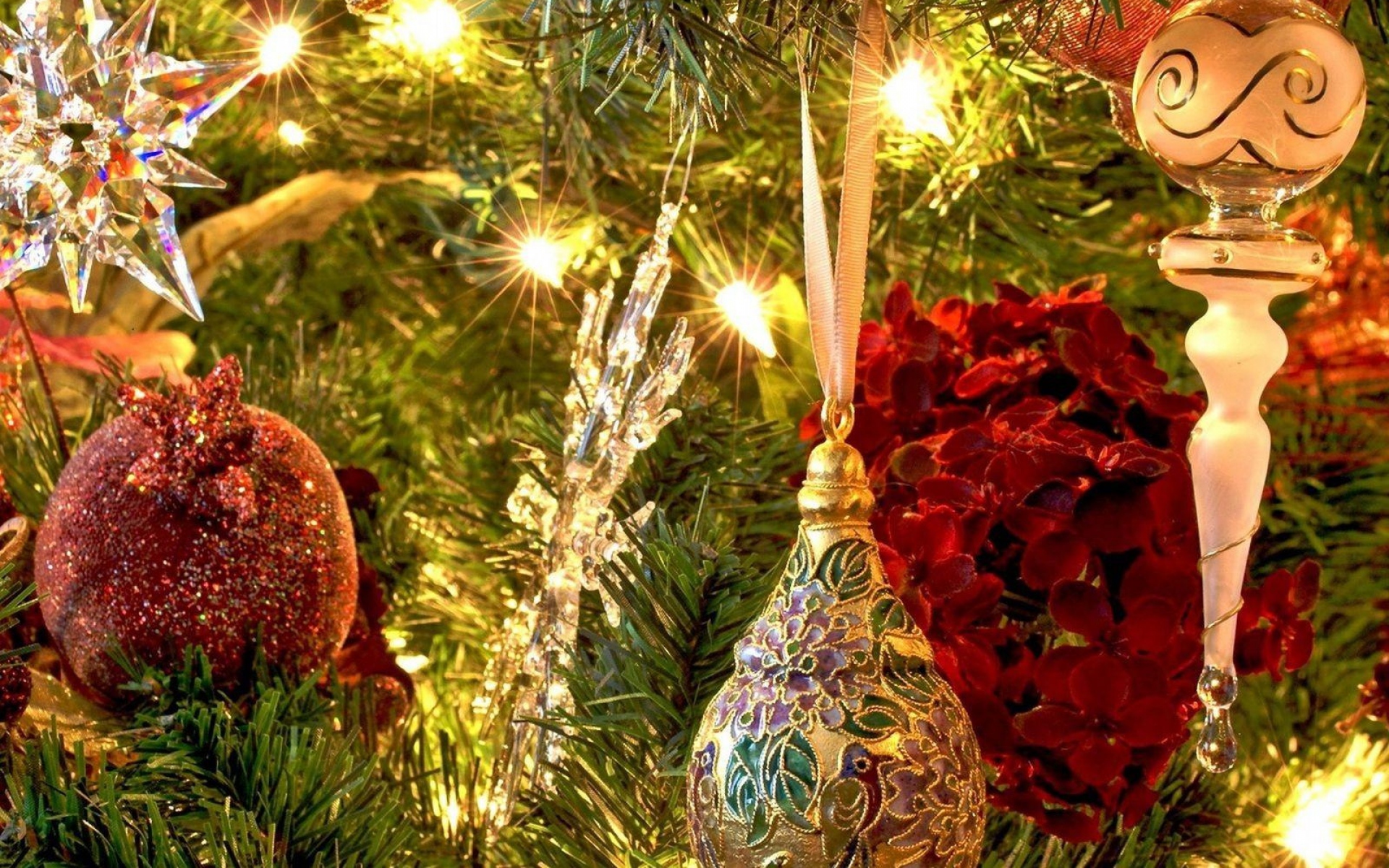 Картинки Рождественские игрушки, мячи, сосульки, дерево, сосновые иглы, гирлянды, праздник, настроение фото и обои на рабочий стол