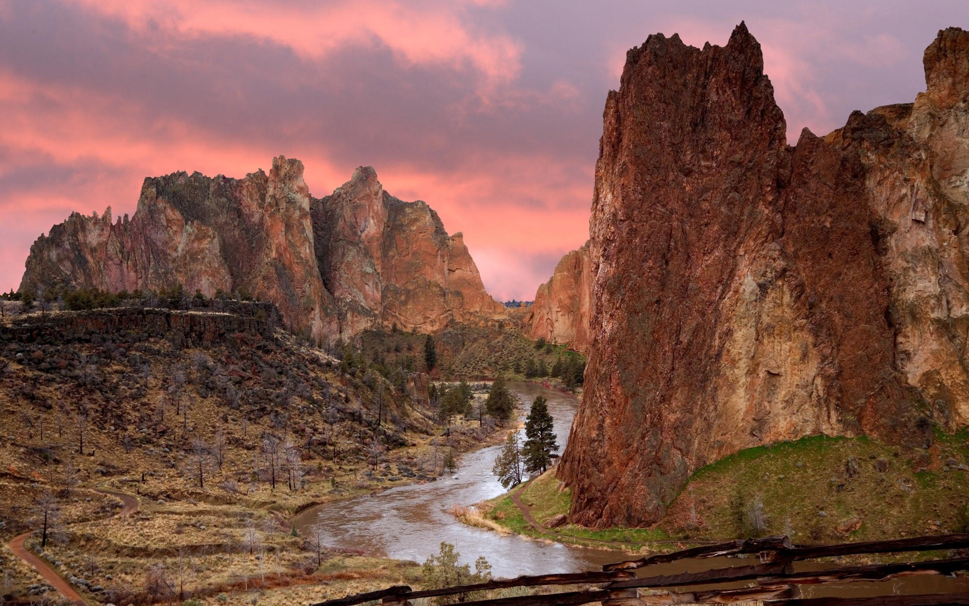 Картинки Горы, река, высота, забор, вечер фото и обои на рабочий стол