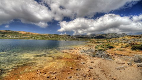 Берег, озеро, камни, степь, облака, небо