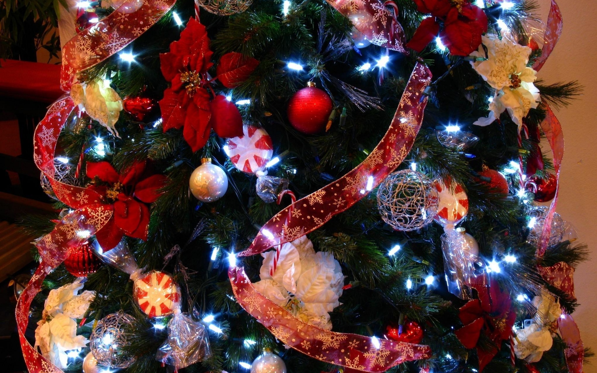 Картинки Дерево, рождественские украшения, гирлянда, лента, макро, рождество фото и обои на рабочий стол