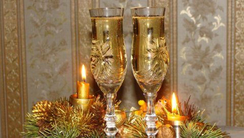 Шампанское, свечи, иголки, нитки, мишура, орехи, лоток, праздник, новый год
