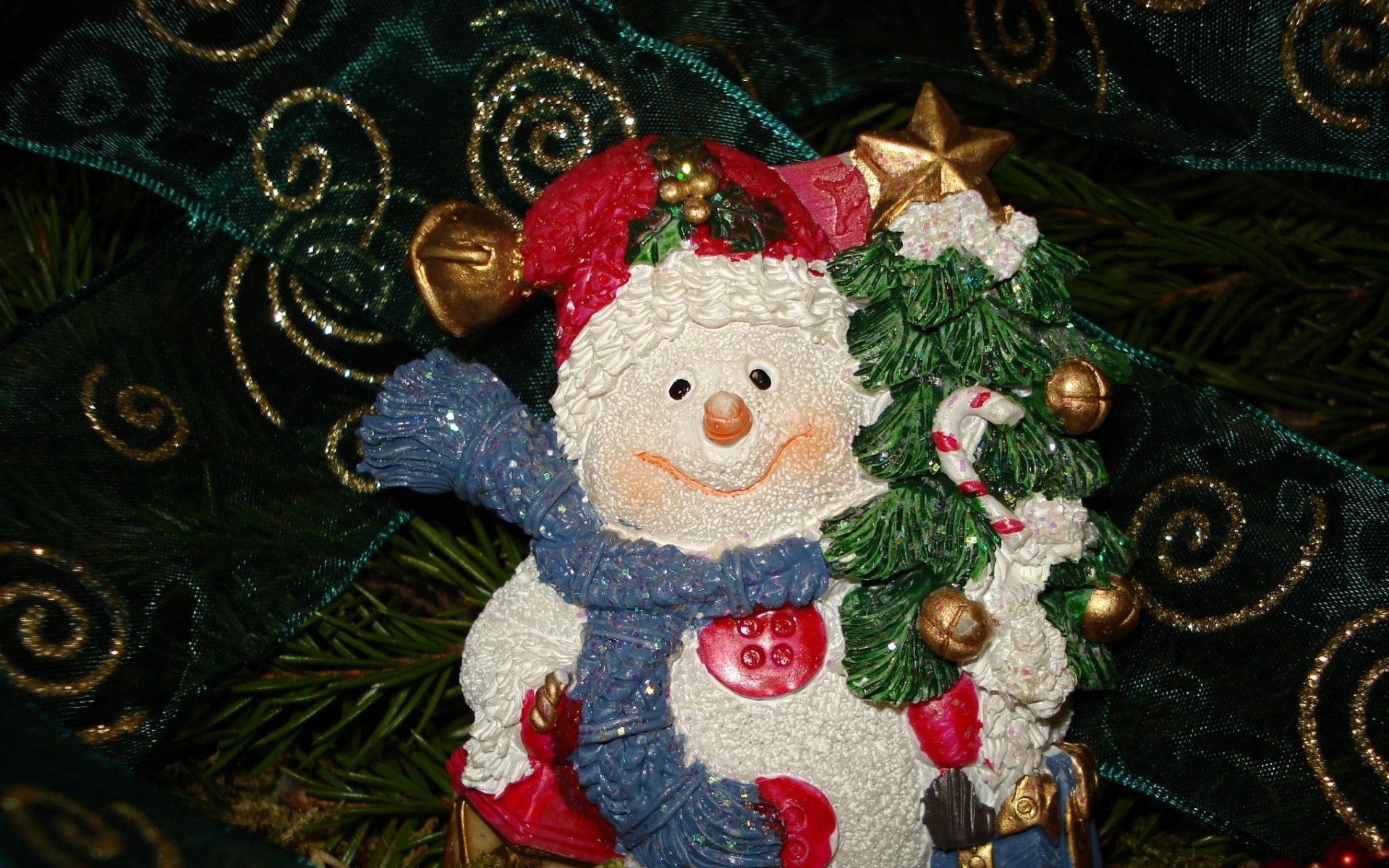 Картинки Снеговик, игрушка, веточка, иголки, украшения фото и обои на рабочий стол