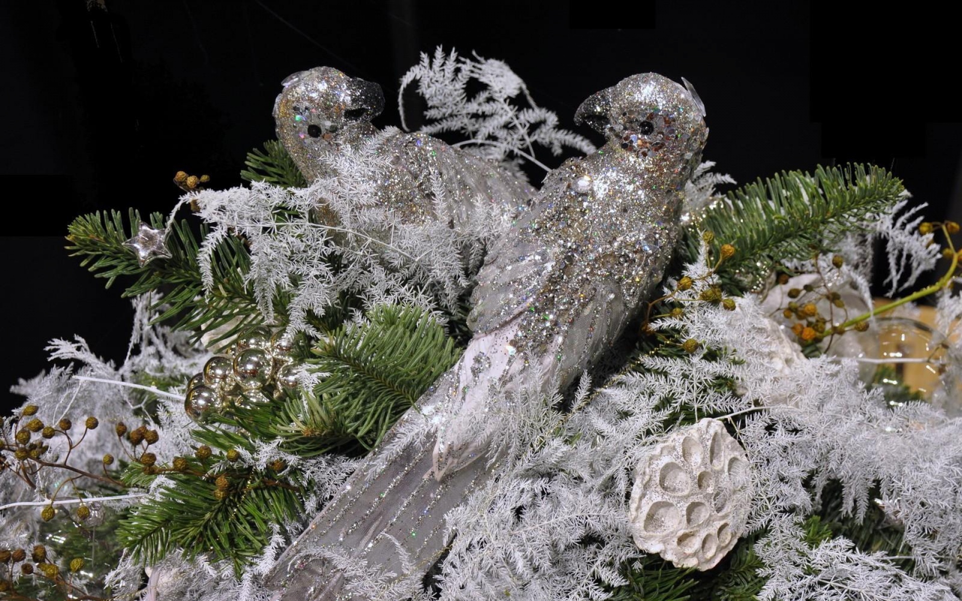 Картинки Птицы, игрушки, мишура, иглы, нитки фото и обои на рабочий стол