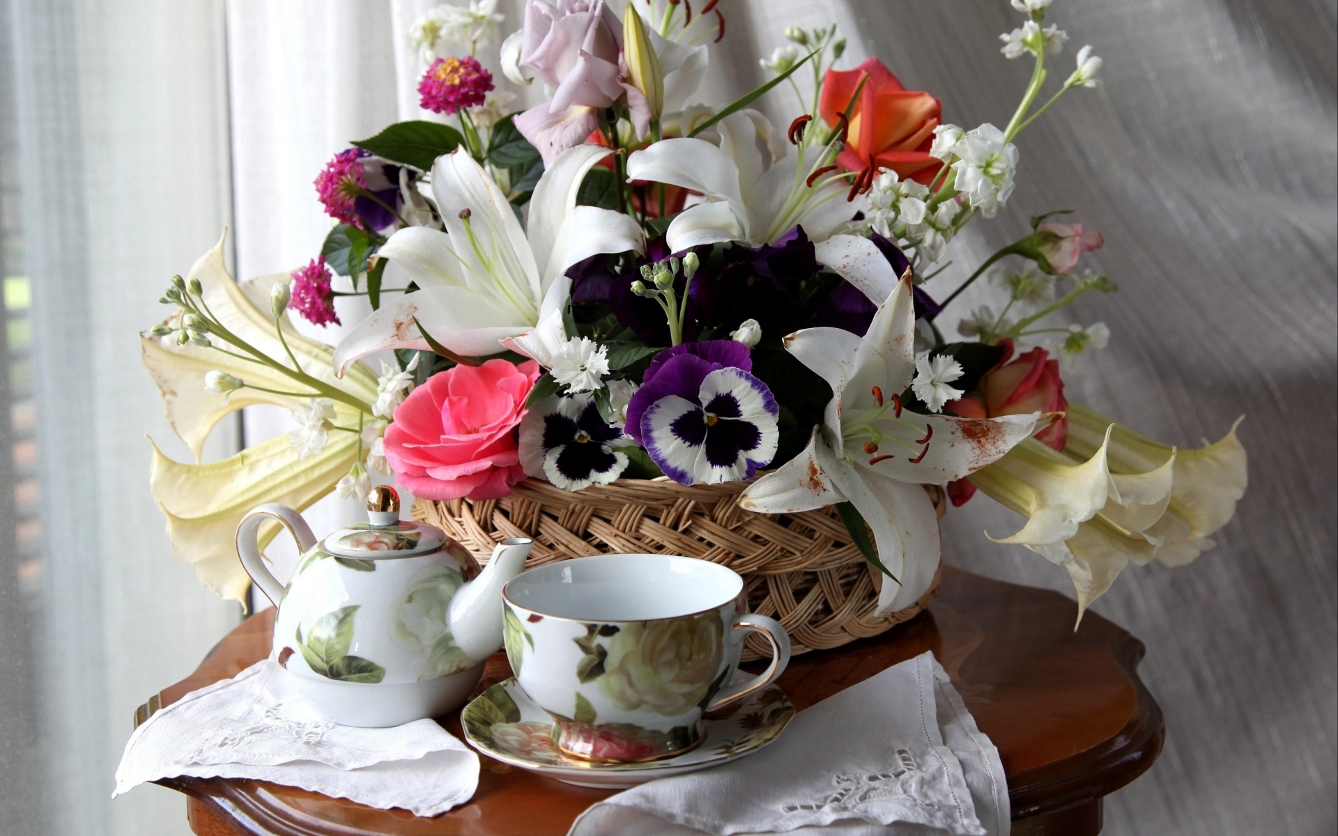 Картинки Розы, лилии, анютины глазки, цветок, корзина, стол, чай фото и обои на рабочий стол