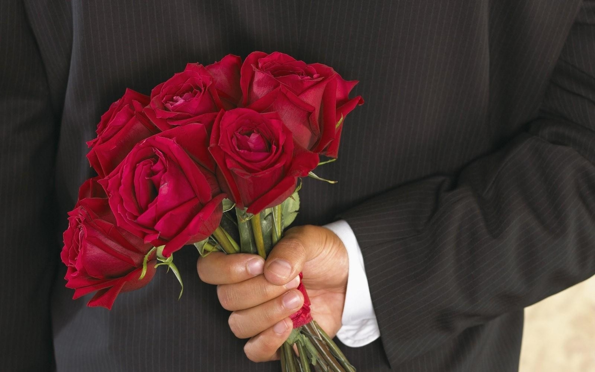 Картинки Розы, цветы, букет, мужчина, рука, сюрприз фото и обои на рабочий стол