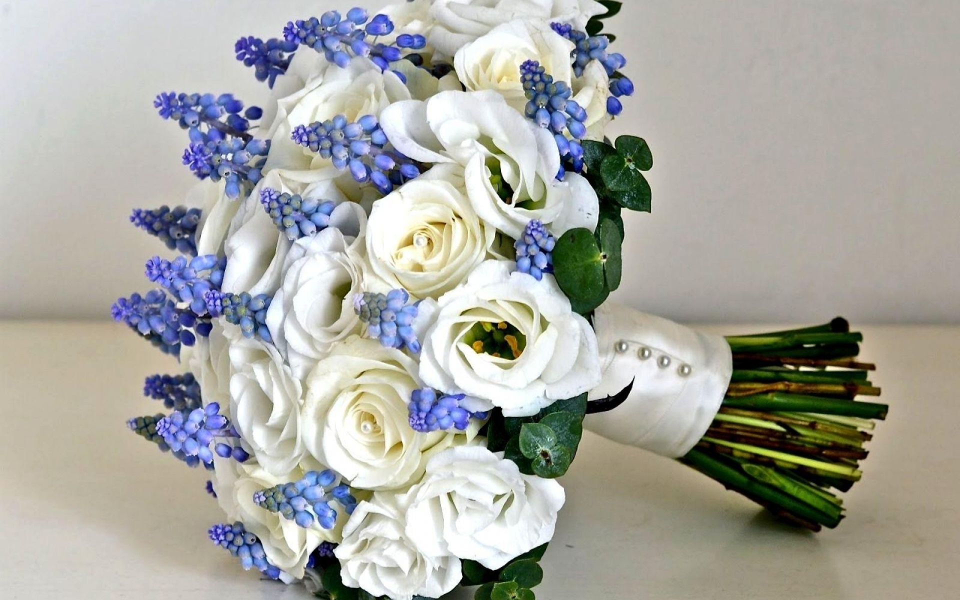 Картинки Розы, lisianthus russell, мускари, бусы, цветы, букет фото и обои на рабочий стол