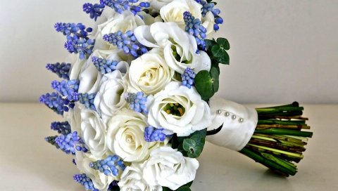 Розы, lisianthus russell, мускари, бусы, цветы, букет