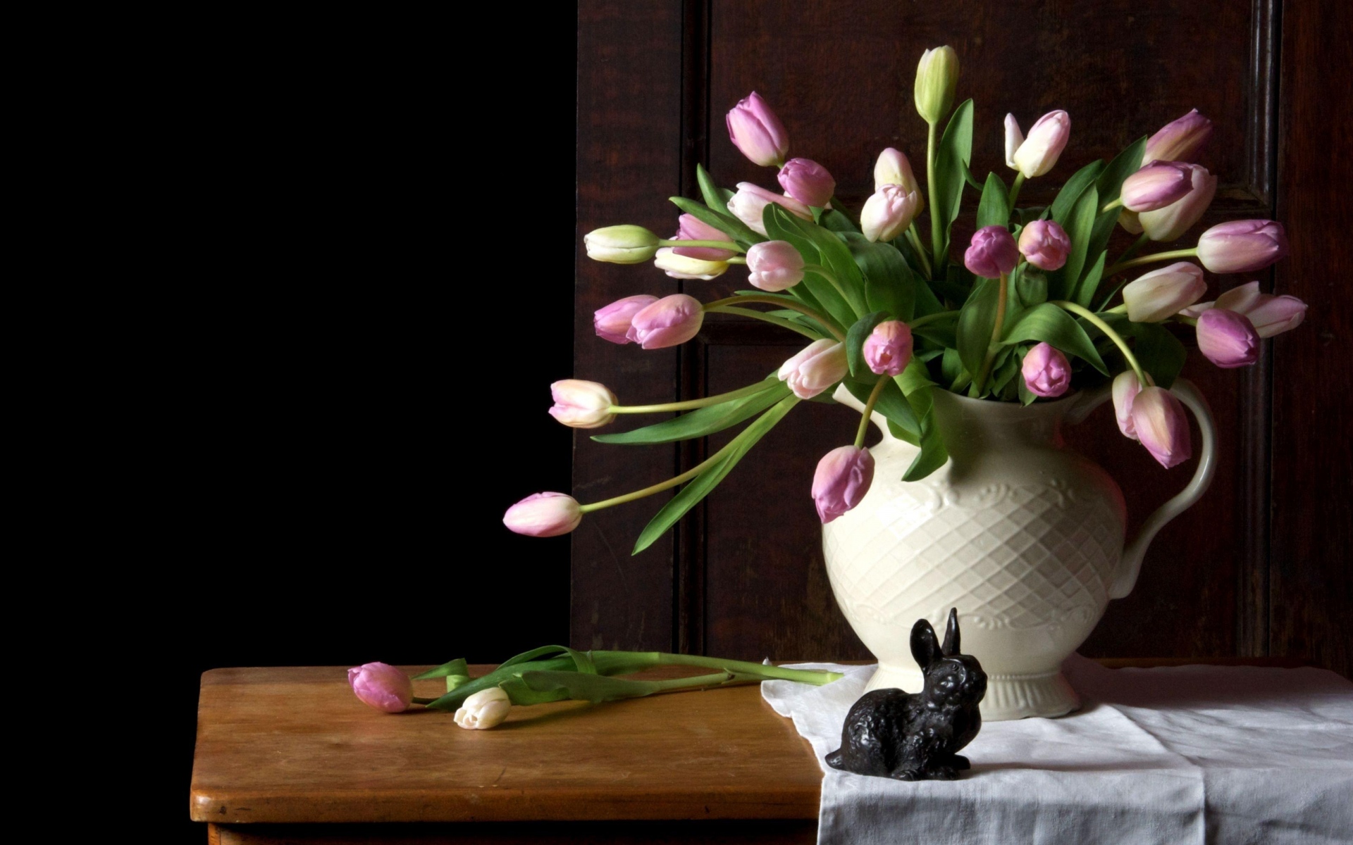Картинки Тюльпаны, цветы, букет, ваза, стол, ткань, кролик фото и обои на рабочий стол